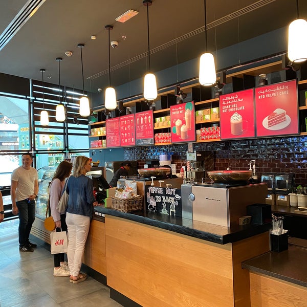 รูปภาพถ่ายที่ Starbucks โดย Bruce S. เมื่อ 11/23/2019