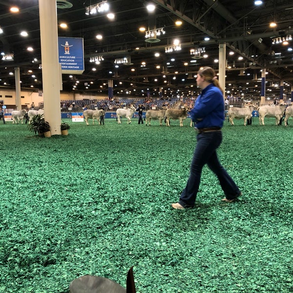 Das Foto wurde bei Houston Livestock Show and Rodeo von Dat L. am 3/8/2019 aufgenommen