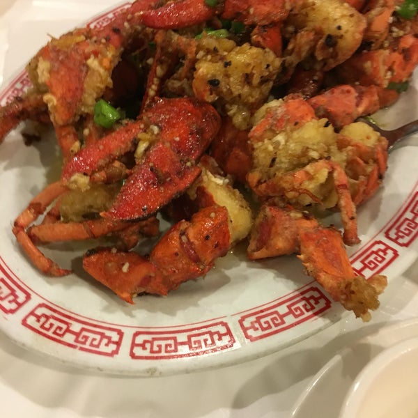 Снимок сделан в Confucius Seafood Restaurant пользователем Dat L. 5/8/2016