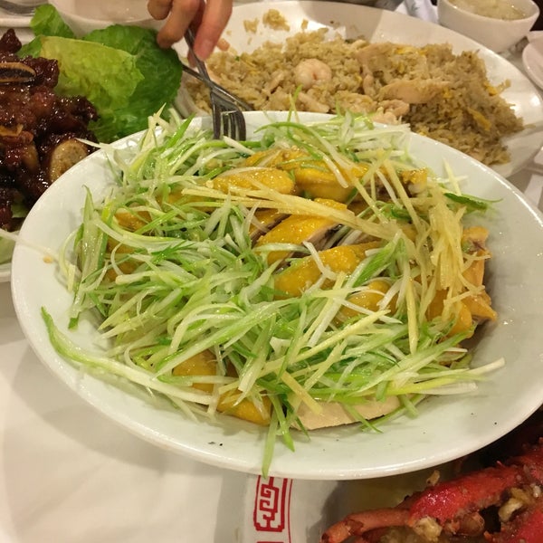 รูปภาพถ่ายที่ Confucius Seafood Restaurant โดย Dat L. เมื่อ 5/8/2016