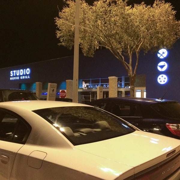 Photo taken at Studio Movie Grill Copperfield by Dat L. on 11/27/2014