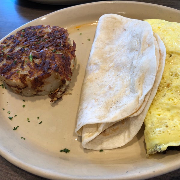 Photo taken at Snooze, an A.M. Eatery by Dat L. on 7/6/2018