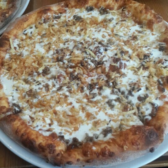 Foto diambil di Bronzo Pizza oleh Melih Ü. pada 5/10/2016
