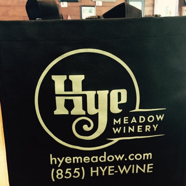 Das Foto wurde bei Hye Meadow Winery von Dee Dee H. am 5/17/2015 aufgenommen