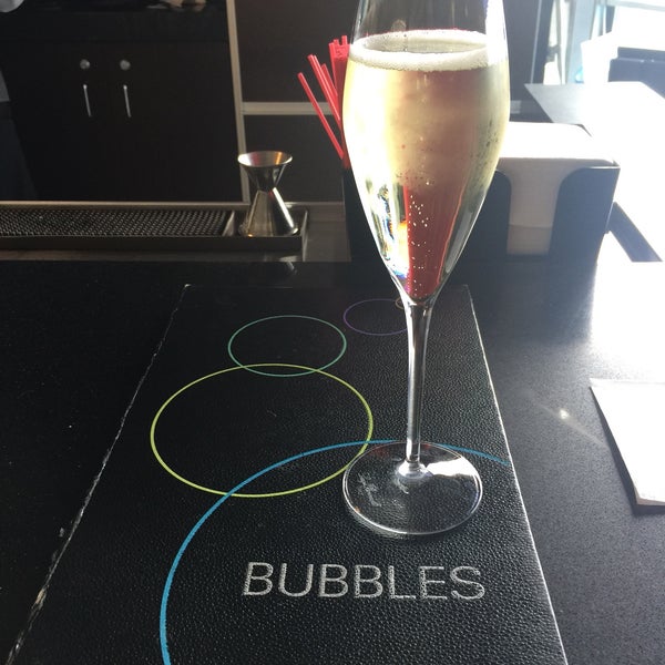 Foto tomada en Bubbles Wine Bar  por Carmen el 8/8/2018