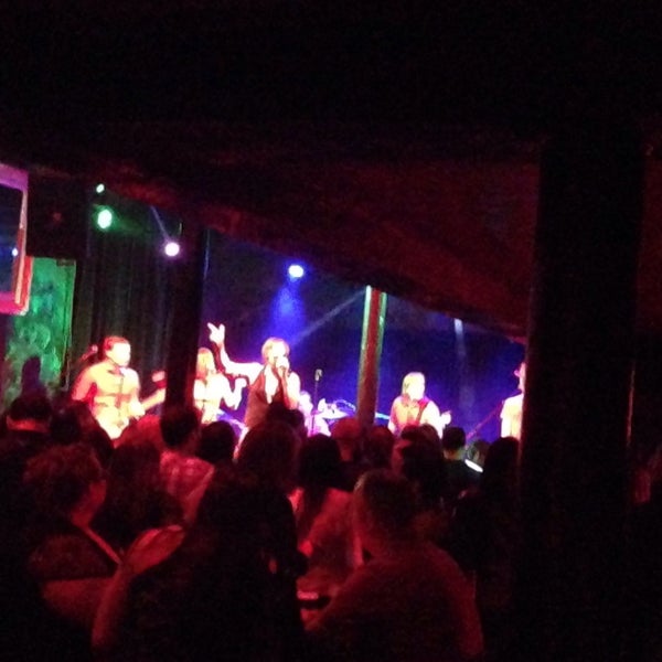 รูปภาพถ่ายที่ Red Devil Lounge โดย Carmen เมื่อ 1/19/2014
