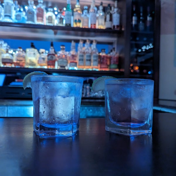 Foto tirada no(a) Zeki&#39;s Bar por Carmen em 11/18/2023