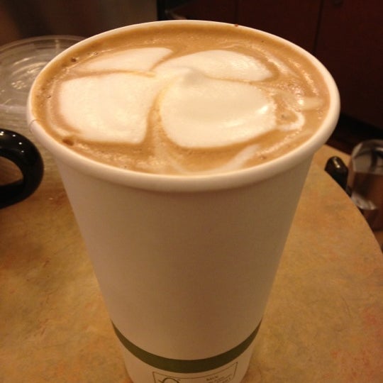 Снимок сделан в Jitterz Coffee &amp; Cafe пользователем Evan[Bu] 9/26/2012