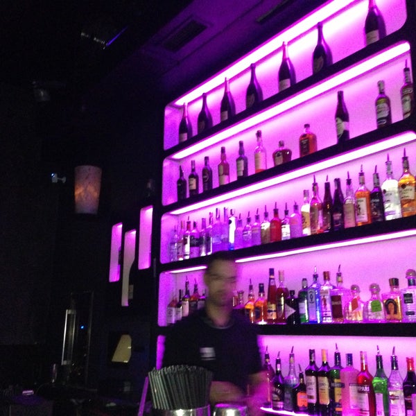 Foto tomada en M1 Lounge Bar &amp; Club  por Elmira el 4/11/2013