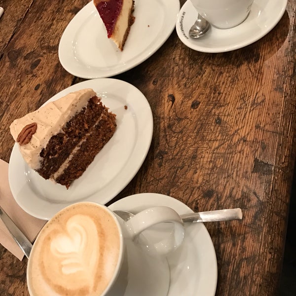 Cosy atmosphere, great coffee and amazing carrot cake.