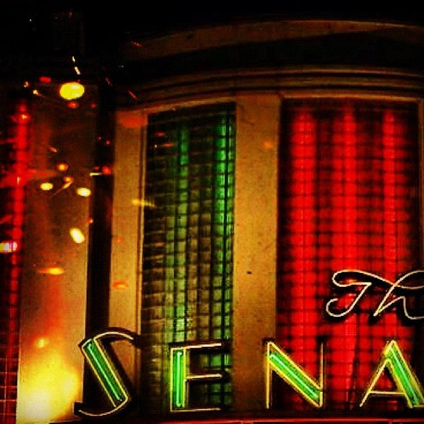 Foto tirada no(a) The Senator Theatre por Wendy Simmons em 10/14/2012