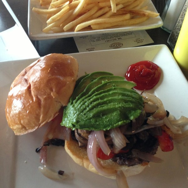 7/11/2013에 Eric M.님이 Grind Burger Bar &amp; Lounge에서 찍은 사진
