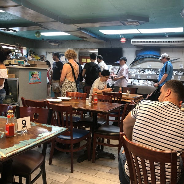 Foto scattata a Astoria Seafood da Anne C. il 7/13/2019