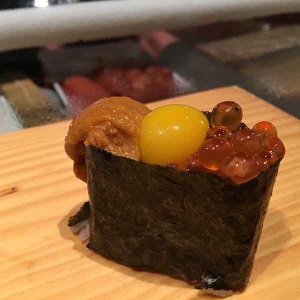 Foto tirada no(a) Tanoshi Sushi por Anne C. em 5/14/2016