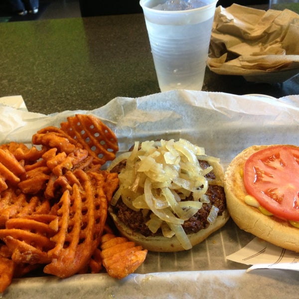 12/26/2013 tarihinde Sal L.ziyaretçi tarafından Burger Boss'de çekilen fotoğraf