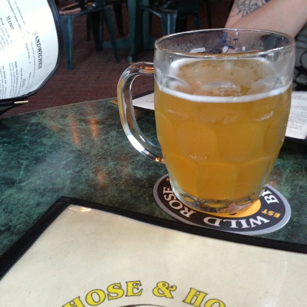 Foto scattata a The Hose and Hound Neighbourhood Pub da ᴡ C. il 6/30/2013