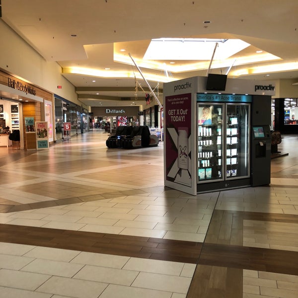 Photo prise au Post Oak Mall par Freddy A. le4/30/2018