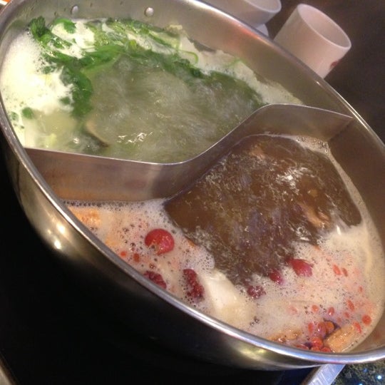 Photo taken at Fatty Cow Seafood Hot Pot 小肥牛火鍋專門店 by Alleycat C. on 12/4/2012