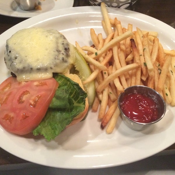 Das Foto wurde bei Revel Restaurant &amp; Bar von Danielle am 12/26/2014 aufgenommen