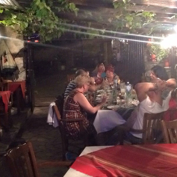 6/21/2016 tarihinde Ebru K.ziyaretçi tarafından Uncle George&#39;s Grill &amp; Pizza | Чичо Жорж Грил и Пица'de çekilen fotoğraf