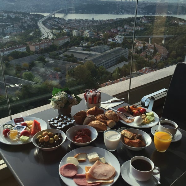 Das Foto wurde bei The Plaza Hotel Istanbul von solmaz k. am 9/25/2016 aufgenommen