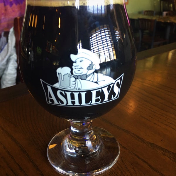 Photo taken at Ashley&#39;s Beer &amp; Grill of Westland by RB O. on 4/5/2018