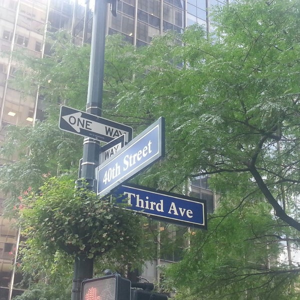 Hampton Jitney E 40th St & 3 Ave Bus Stop in Midtown East