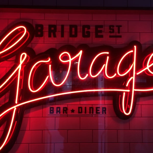 Foto tirada no(a) Bridge St Garage por Simon C. em 4/17/2014