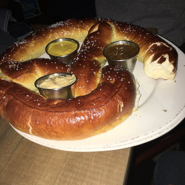 Yes, that is just one pretzel. Order one for yourself
