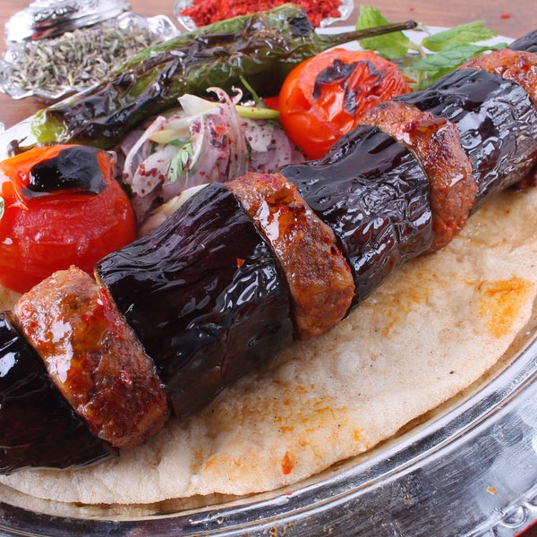 Türk Mutfağı’nın çok iyi temsil ediyor  gerçekten yemkleri çok lezzetli, osmanlı şerbetlerine bayıldım ve künefe muhakkak suretle denenmeli.