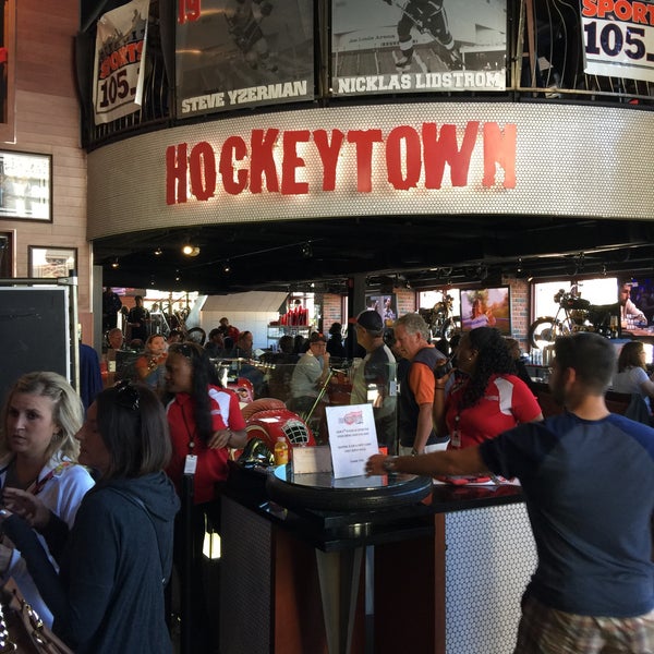 Foto scattata a Hockeytown Cafe da Matthew il 6/3/2015