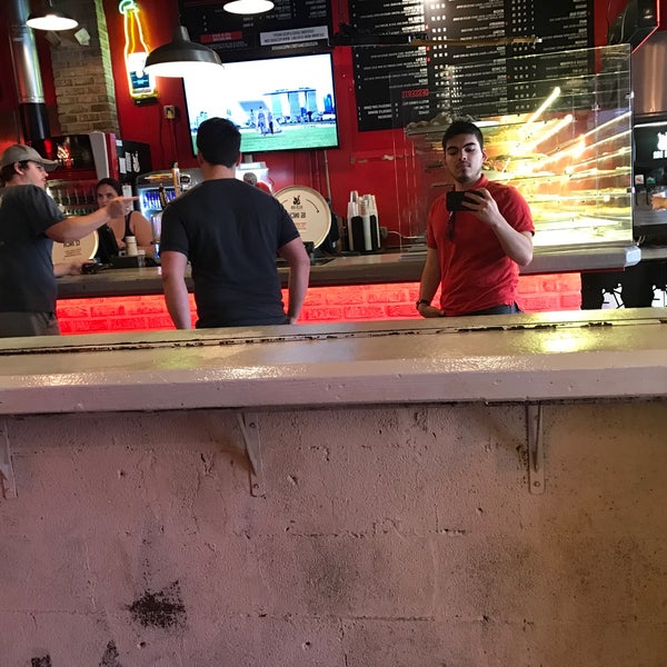 12/9/2016 tarihinde Nick C.ziyaretçi tarafından Pizza Bar South Beach'de çekilen fotoğraf