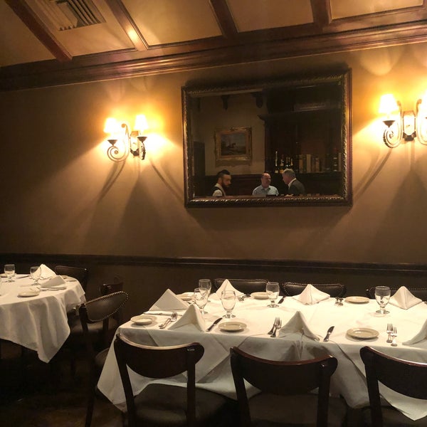 Foto scattata a Frankie &amp; Johnnie&#39;s Restaurant da Nick C. il 4/10/2018