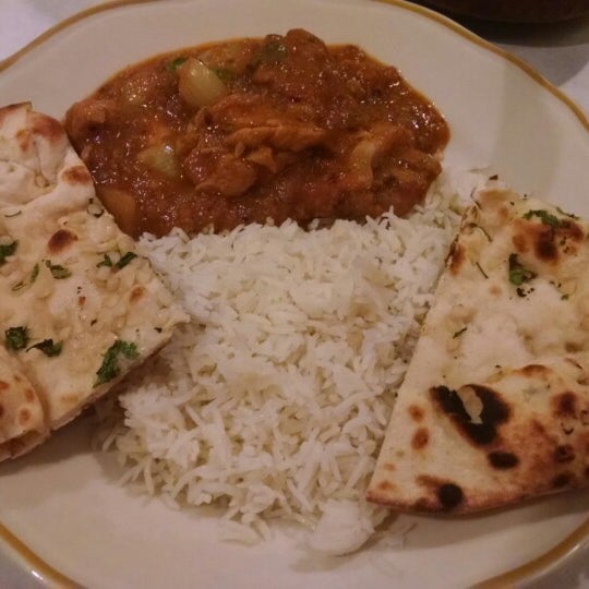 Снимок сделан в Haveli Indian Restaurant пользователем Mauricette K. 9/10/2014