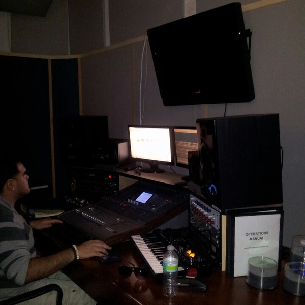 Foto diambil di Critical Recording Studio oleh Critical R. pada 2/28/2013