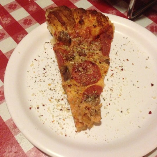 รูปภาพถ่ายที่ Taster&#39;s Pizza โดย Cameron C. เมื่อ 12/5/2012