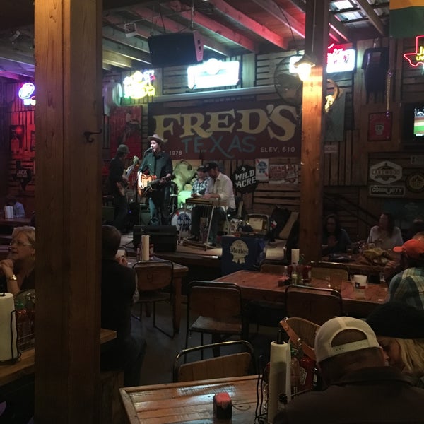 Foto diambil di Fred&#39;s Texas Cafe oleh Ankit K. pada 3/5/2017