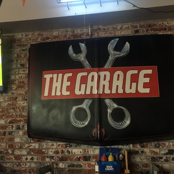 Das Foto wurde bei The Garage on Motor Ave von Ankit K. am 10/31/2017 aufgenommen