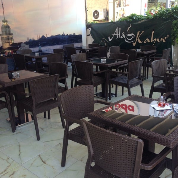 รูปภาพถ่ายที่ Ala Kahve Cafe &amp; Bistro โดย Mert M. เมื่อ 5/17/2014