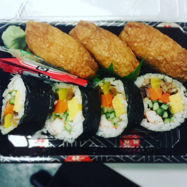 Das Foto wurde bei Tensuke Market &amp; Sushi Cafe von Tina W. am 9/22/2015 aufgenommen