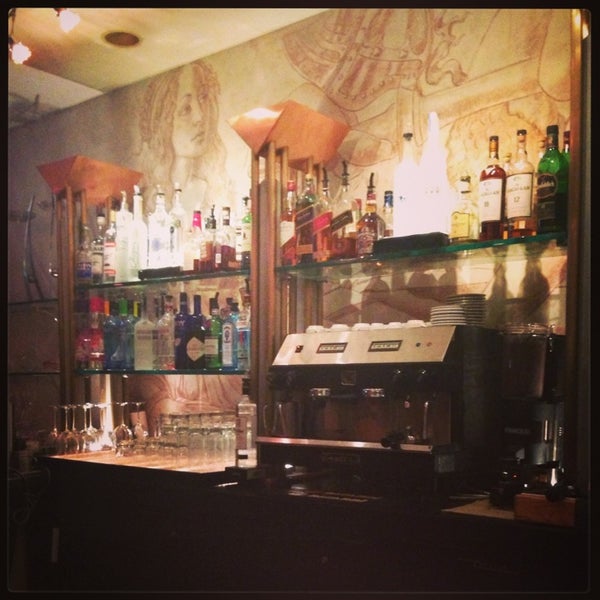 Tom's bar. Джерри в баре. Tom's bar. Tommy bar. Tom's bar.