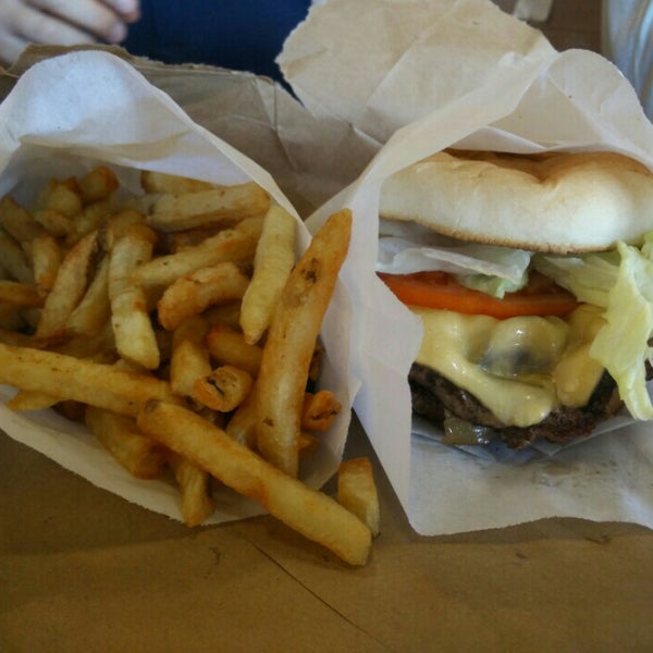 รูปภาพถ่ายที่ Fresh Burger โดย Gor W. เมื่อ 5/13/2015