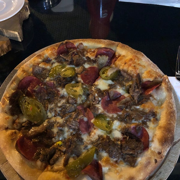Foto tirada no(a) İzabella Pizza por Özgür U. em 11/13/2019