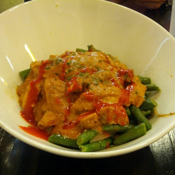 Chicken Tikki Masala bowl with veggies instead of rice & splash of their fresh hot sauce is so good :p