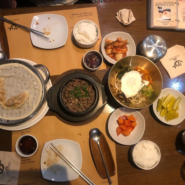 Auténtica comida coreana. Atención súper amable, te recomiendan y asesoran sobre cómo comer cada cosa. Los platos son exquisitos y abundantes . Todo increíble!
