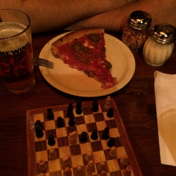Photo taken at Gullivers Pizza and Pub Chicago by Enid C. on 1/14/2015