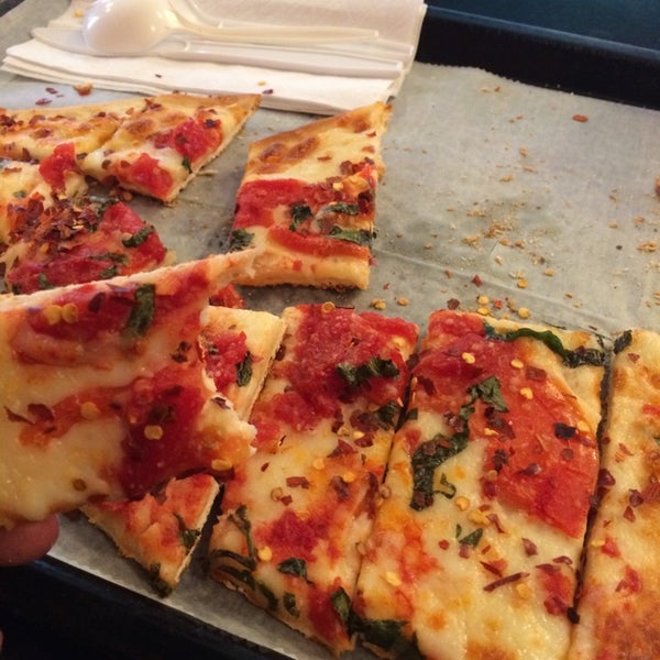 4/23/2014にEnid C.がPrimos Chicago Pizza Pasta and Subsで撮った写真