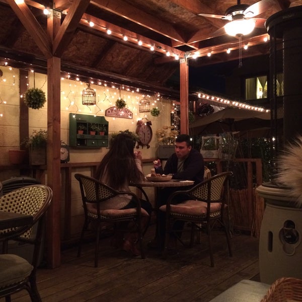 12/27/2015 tarihinde Jessica H.ziyaretçi tarafından Yellow House Cafe'de çekilen fotoğraf