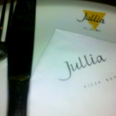 รูปภาพถ่ายที่ Jullia Pizzaria โดย Giovana S. เมื่อ 11/18/2012