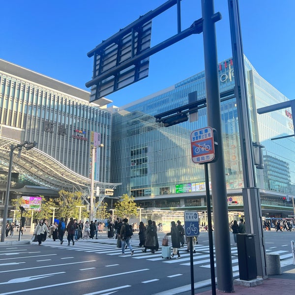 Foto tomada en JR Hakata Station  por 💞Ivy S. el 1/14/2024